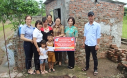 Hội LHPN huyện Tiền Hải: Trao kinh phí hỗ trợ, nuôi dưỡng 5 trẻ em mồ côi