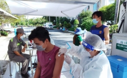 Hơn 440.000 liều vaccine phòng COVID-19 được tiêm trong ngày 12/8