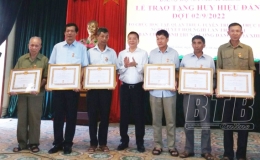 Huyện Hưng Hà có gần 380 đảng viên được trao Huy hiệu Đảng đợt 2/9