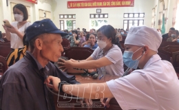 Khám bệnh, cấp thuốc miễn phí cho hộ nghèo và cận nghèo xã Vũ Vân