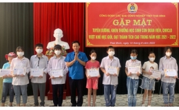 Khen thưởng, động viên con đoàn viên công đoàn, người lao động học giỏi, vượt khó học giỏi