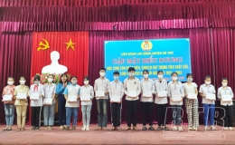 LĐLĐ huyện Vũ Thư: Trao thưởng cho 47 em đạt học sinh giỏi cấp quốc gia, cấp tỉnh