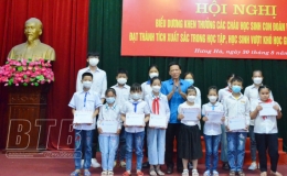 Liên đoàn Lao động huyện Hưng Hà: Tuyên dương học sinh đạt thành tích xuất sắc trong học tập