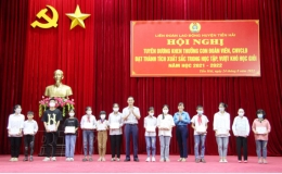Liên đoàn Lao động huyện Tiền Hải: Tuyên dương học sinh đạt thành tích xuất sắc trong học tập