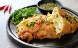 Món trứng ốp la với cua kiểu Thái