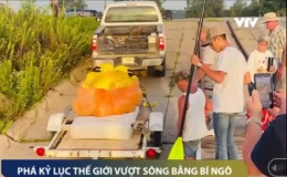 Phá kỷ lục thế giới vượt sông bằng... bí ngô