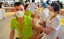 Thành phố: Phấn đấu đến 31/8 hoàn thành mục tiêu bao phủ mũi 3 vắc - xin cho người 18 tuổi trở lên