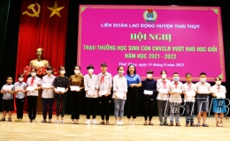 Trao 70 suất học bổng cho học sinh là con công nhân lao động có hoàn cảnh đặc biệt khó khăn