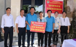 Trao kinh phí hỗ trợ xây nhà "Mái ấm công đoàn" cho đoàn viên hoàn cảnh khó khăn