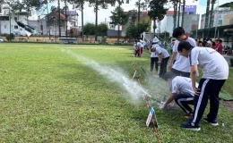 400 học sinh thi bắn tên lửa nước