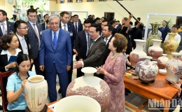 Chủ tịch nước Võ Văn Thưởng và Tổng thống Cộng hòa Kazakhstan Kassym-Jomart Tokayev thăm Làng gốm Chu Đậu