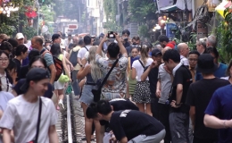 Du khách đổ về đoạn phố cà phê đường tàu mới