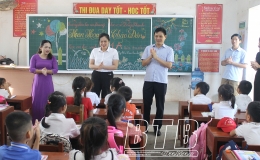 Lãnh đạo huyện Vũ Thư: Tặng quà học sinh lớp 1 nhân ngày đầu tiên tới trường