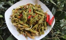 Lên Tây Bắc mùa này nhớ thử món nộm núc nác dân dã thơm ngon
