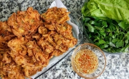 Tép trấu lăn bột chiên giòn, món ăn dân dã gợi nhớ vị quê nhà
