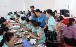 Công đoàn Khu kinh tế và các khu công nghiệp tỉnh: Tổ chức bữa cơm công đoàn cho đoàn viên, người lao động
