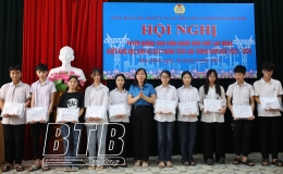 Công đoàn Khu kinh tế và các khu công nghiệp tỉnh: Tuyên dương con công nhân, viên chức, người lao động đạt thành tích cao trong học tập