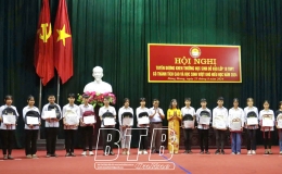 Đông Hưng: Khen thưởng 250 học sinh có thành tích cao, vượt khó học giỏi