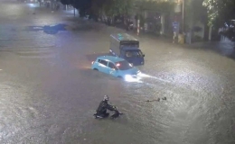 Mưa lớn kéo dài khiến ôtô bị cuốn trôi trên phố