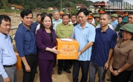 Phó Chủ tịch nước Võ Thị Ánh Xuân thăm, tặng quà người dân vùng lũ Sơn La