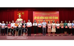 Trao giấy chứng nhận hoàn thành chương trình bồi dưỡng nhận thức về Đảng cho 80 học viên