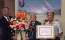 Trao Huy hiệu Đảng cho đảng viên cao tuổi đảng