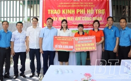 Trao kinh phí hỗ trợ xây nhà mái ấm công đoàn