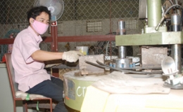 Thuyền nhỏ vượt biển khơi