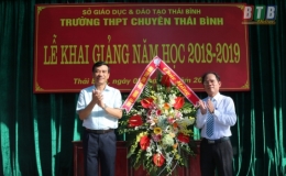 Đồng chí Ðặng Trọng Thăng, Phó Bí thư thường trực Tỉnh ủy, Chủ tịch UBND tỉnh dự lễ khai giảng năm học mới tại Trường THPT Chuyên Thái Bình.