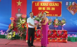 Các đồng chí lãnh đạo tỉnh chúc mừng, dự khai giảng năm học 2018 – 2019