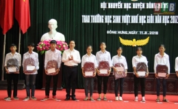 Đông Hưng: Trao thưởng cho học sinh vượt khó học giỏi
