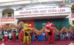 Trường Tiểu học Trần Lãm tổ chức sân chơi Tết Trung thu và trao mũ bảo hiểm cho học sinh khối 1