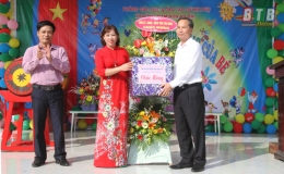 Các đồng chí lãnh đạo tỉnh dự, chúc mừng ngày khai giảng năm học mới