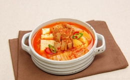 Canh kim chi nóng hổi ngon tuyệt cho ngày mưa mát mẻ