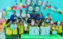 Huyện đoàn Quỳnh Phụ tặng quà Tết Trung thu cho trẻ em khó khăn