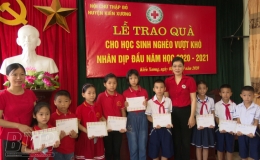 Kiến Xương: Trao 130 suất quà cho học sinh nghèo vượt khó