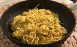 Làm mì pasta cà ri ăn ngày se lạnh