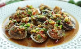 Làm sò huyết sốt chua cay nhâm nhi cuối tuần