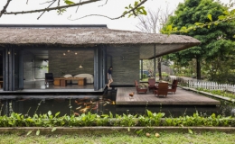 Biệt thự nhà vườn hệt như một ốc đảo riêng tư, có cả hồ cá Koi