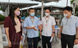 Đồng chí Trần Thị Bích Hằng, Phó Chủ tịch UBND tỉnh kiểm tra, chỉ đạo công tác tiêm vắc-xin phòng Covid-19 tại doanh nghiệp