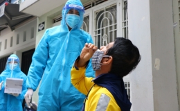 Hôm nay (25/9), nhân viên giao hàng công nghệ tự lấy mẫu xét nghiệm