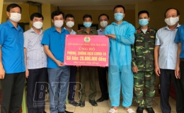 Liên đoàn Lao động tỉnh: Trao tặng 40 triệu đồng cho các khu cách ly tập trung huyện Tiền Hải