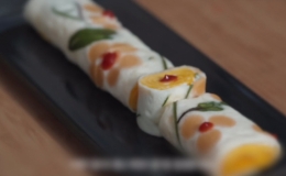 Tạo hình hoa cho món trứng cuộn