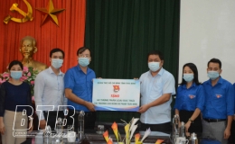 Trao tặng thùng đựng rác và hướng dẫn phân loại rác tại nguồn