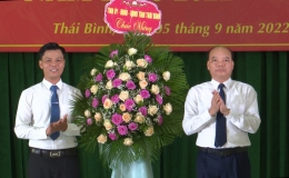 Các đồng chí lãnh đạo Tỉnh ủy, HĐND, UBND tỉnh dự và chúc mừng khai giảng năm học mới tại các cơ sở giáo dục trong tỉnh