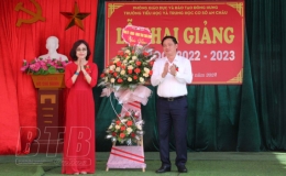 Đồng chí Nguyễn Khắc Thận, Phó Bí thư Tỉnh ủy, Chủ tịch UBND tỉnh dự khai giảng năm học mới tại Trường Tiểu học và THCS An Châu