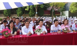 Đồng chí Nguyễn Tiến Thành, Phó Bí thư thường trực Tỉnh ủy, Chủ tịch HĐND tỉnh dự lễ khai giảng năm học mới tại Trường THCS Thụy Trường