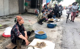 Nhiều người quên đeo khẩu trang nơi công cộng