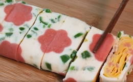 Tạo hình hoa cho món trứng cuộn