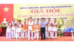 Trao giải hội thi bơi chải tại lễ hội đền Đồng Bằng